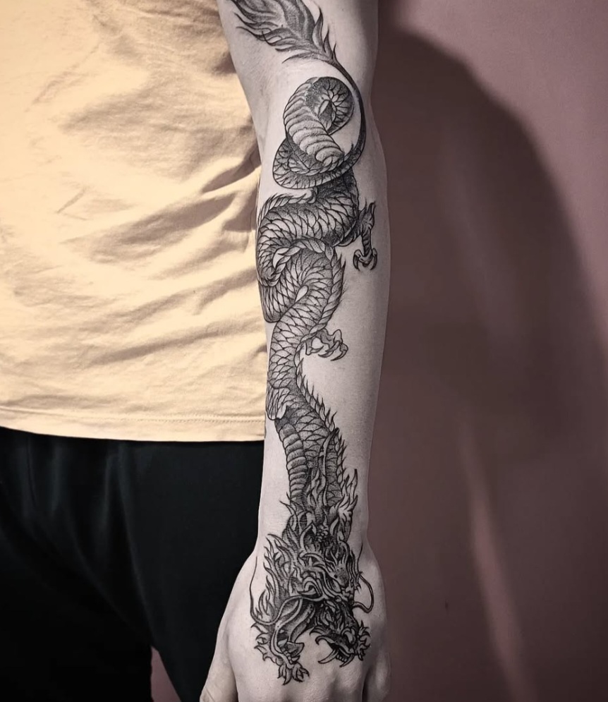 Tatuaje de dragón japonés en blanco y negro, brazo completo