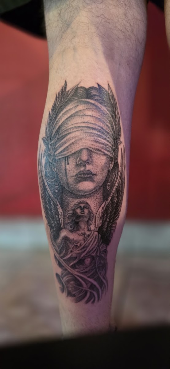 Tatuaje realista de rostro femenino con alas, estilo blanco y negro